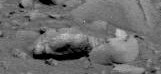 "Clear - Unclear Rock" - from Sol 392
Una roccia piuttosto lunga che, nel suo lato inferiore, ci mostra dei rilievi piuttosto chiari e marcati, quasi certamente di origine naturale; tuttavia, se poi guardate verso il suo margine superiore, noterete una sorta di "arco" (rivolto verso il basso) che divide la "porzione NITIDA" della roccia da un'altra "porzione OPACA" e dai margini confusi ed indistinti. La porzione inferiore della roccia è anche "luminosa" (bianca, in alcuni punti, come se fosse lucida e riflettesse i raggi del Sole); la porzione superiore è "buia" e "grigia". Elaborando lil dettaglio - nonostante la povera definizione - emergono con chiarezza "piallature" e "tagli".
Che cosa sia la roccia "Chiara-Non Chiara" non lo sappiamo, ma che il frame sia stato MANIPOLATO è del tutto evidente!
Parole chiave: Controversial Image
