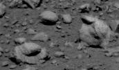 "Hat Rock" & "Funny Rock" from Sol 392
Scusateci per i nomi stupidi che abbiamo dato alle due rocce che si vedono in questo dettaglio, ma non abbiamo la fantasia dei nostri Amici del Centro Controllo Missione e quindi...facciamo ciò che possiamo.
In ogni caso queste due rocce - in particolare quella alla Vostra Dx - sono "rocce impossibili", secondo noi. Attenzione: non abbiamo detto "strutture artificiali"! Diciamo "rocce impossibili", cioè rocce che, a nostro parere, NON ESISTONO e NON POSSONO ESISTERE. Esse sono il prodotto, secondo noi, di manipolazioni del frame (manipolazioni che, anche usando solo un minimo ingrandimento, appaiono con chiarezza e si vede benissimo che sono fatte molto MALE)!
Guardate la roccia alla Vostra Dx, per esempio: per la metà di Sn è (relativamente) nitida, mentre per la metà di Dx è - di fatto - piallata e semi-cancellata elettronicamente.
Signori: qual'è lo scopo di questa messa in scena?
Cui prodest?...


Parole chiave: Highly Controversial Image