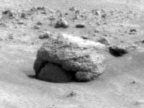 Coated rock: possible Anomaly (detail mgnf) - Sol 485 (2)
Ecco il dettaglio. L'immagine è stata ripresa usando il filtro/colore n. 2 alle ore 13:31:16 MLT.
Vi suggeriamo di guardare che cosa succede alla "coated rock" allorchè viene utilizzato il filtro/colore n. 7...
Parole chiave: Mars rocks, sand and debris - Highly Controversial image