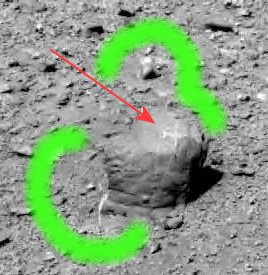 "Airplane" or "Cross-like" drawing on a stone (2) - Sol 539
2. le aree evidenziate da cerchiature verdi sono state sensibilmente ritoccate: ora sfumando, ora piallando ed ora cancellando. Basta un modesto software per l'elaborazione di immagini (vanno bene anche Photo-Shop o Paint-Shop Pro) per accorgersi del "lavoro" che è stato fatto e notare che il versante Sx della sommità del boulder - cioè quello accanto alla "croce" - è stato letteralmente abraso. 
Inoltre, a nostro parere, il lato del boulder dal quale emerge lo "sbuffo" bianco è stato pure pesantemente alterato (e non è difficile vedere una fitta trama di crepe scure che si interrompe improvvisamente e sfuma in un caos di pixel incoerenti: un chiarissimo segno di manipolazione).
Parole chiave: Mars rocks, sand and debris - Controversial image