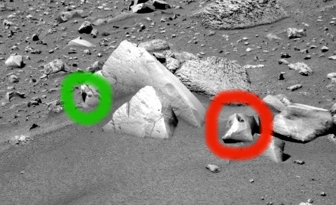 Rocks: Sol 555 (2)
Molto chiara, in questo frame, l'apertura a forma di camino vulcanico posta sulla parte superiore della roccia alla Vostra Dx. Interessante - ed inesplicabile - anche l'altro rilievo scuro che abbiamo cerchiato in verde (lo vedete sul lato a Sx) il quale sembra/potrebbe essere un'altra via di accesso/uscita da e verso un mondo che, pur mostrandosi, sembra nascondersi. Da notare ancora, sebbene in questo caso saremmo ancora più cauti, la forma sostanzialmente squadrata delle due rocce maggiori, di colore chiaro, a centro frame. Secondo noi si tratta di "ventifacts".

Caption NASA:"Left PanCam Non-linearized Sub-frame EDR acquired on Sol 555 of Spirit's mission to Gusev Crater at approx. 11:21:51 MLT. Camera commanded to use Filter 7".
Per il frame di prima, le ore erano le 11:19:01 MLT ed il filtro/colore usato era il numero 3.
Parole chiave: Mars rocks, sand and debris - Controversial image