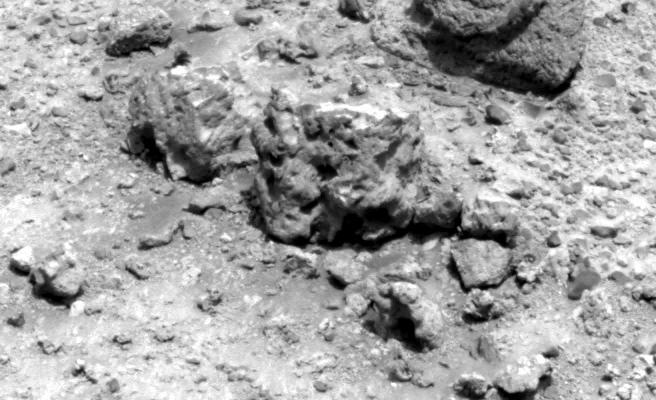 Rocks: Sol 555 (7)
Caption NASA:"Right PanCam Non-linearized Sub-frame EDR acquired on Sol 555 of Spirit's mission to Gusev Crater at approximately 12:26:35 MLT. Camera commanded to use Filter 2".

Questo primo piano di rocce completamente ricoperte di buchi è davvero difficile da commentare...
Parole chiave: Mars rocks, sand and debris