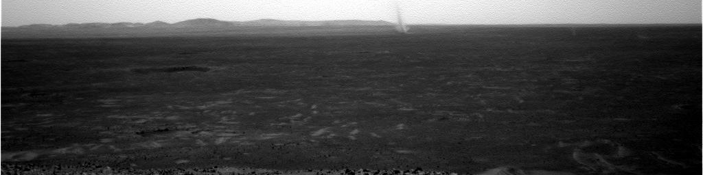 In the "Kingdom of Tornadoes": Gusev Crater and the Dust Devils (1) - Sol 568
Un'impressionante, ma spettacolare sequenza di Dust Devils (alcuni di essi, secondo una stima approssimativa, capaci di raggiungere i a 50-60 metri di altezza) che attraversano lo sguardo di Spirit. Le immagini sono piuttosto scure e fanno pensare ad un cielo nuvoloso o ad un'altissima opacità atmosferica. Purtroppo la NASA, per tutti questi frames, non ha inserito alcun dato contingente che ci può essere di aiuto (nè l'ora, nè i filtri/colore usati), ma noi proviamo ad interpretare usando il buon senso e le informazioni che possediamo.
L'ora della ripresa, secondo quanto i Ricercatori della NASA e del Centro Controllo Missione hanno più volte ribadito come "l'ora dei DD", dovrebbe essere essere compresa fra le 13 e le 15 MLT. 
Per i filtri colore usati, siamo abbastanza positivi sul n. 7 (e, forse, anche il 5).

Parole chiave: Dust Devils