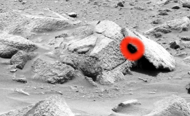 Little Bright "Eyes" inside a stone... (1) - Sol 590 (?)
La curiosa ed intrigante Anomalia che Vi sottoponiamo - Sol, al momento, ancora indeterminato - ci è stata segnalata, ancora una volta, dall'Amico Massimo Granzo, al quale facciamo i complimenti per l'"Occhio" dimostrato e per la pazienza e la perseveranza usate per individuare questo strano e suggestivo dettaglio.
In questa prima immagine lo abbiamo cerchiato in rosso, per agevolarne l'individuazione: due puntini luminosi - che, ad un'analisi effettuata con i nostri mezzi, appare come un particolare reale e NON un photoartifact - simili a due piccoli "occhietti luminosi" si vedono molto bene al di sotto della roccia posta in posizione obliqua. Di che cosa si tratta, una volta che abbiamo escluso il difetto di immagine e/od il photo-artifact?
Parole chiave: Mars rocks, sand and debris - Controversial image
