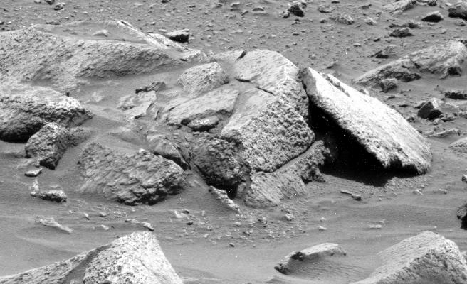 Little Bright "Eyes" inside a stone... (2) - Sol 590 (?)
Potremmo speculare per un anno su che cosa questi due puntini luminosi sono o potrebbero essere, senza arrivare a niente. Onestamente, non ci sentiamo di interpellare la NASA poichè si tratterebbe di una "enquiry" destinata a rimanere pendente e allora...E allora ipotizziamo noi.
1) molte delle rocce di Husband Hill sembrano essere cristalline e quindi, ragionevolmente, si potrebbe pensare a due minuscoli cristalli - magari simili al quarzo? - leggermente sporgenti rispetto al piano roccioso al quale accedono e che quindi riescono a riflettere i raggi del Sole (nota: dopo aver portato il frame sino al full-size dovreste essere in grado di notare che si intravedono altri corpi luccicanti - sebbene in maniera meno eclatante rispetto ai due "occhi" - nella zona in ombra);
2) il nostro software è scadente e, nonostante le nostre impressioni ed interpretazioni, si tratta di artefatti fotografici;
3) potremmo ipotizzare anche dei "raggi di luce che filtrano da forellini - per noi del tutto invisibili...
Parole chiave: Mars rocks, sand and debris - Controversial image