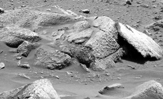Little Bright "Eyes" inside a stone... (3) - Sol 590 (?)
... - i quali sono posti sulla sezione della roccia inclinata esposta al Sole (ma questa ipotesi esplicativa è decisamente "forzata" e assolutamente improbabile);
4) c'è qualcosa di "alieno", al di sotto della roccia, che sta guardando verso quel "coso ronzante e fastidioso" che noi chiamiamo "Rover Spirit".

La segnalazione del Sig. Granzo è sicuramente molto azzeccata e quindi meritevole di attenzioni e studi particolari (vedete come l'Anomalìa è cambiata in questo frame?); noi, purtroppo, per Anomalie di questo tipo, non siamo proprio in grado - salvo il ricorso alla tecnica del 'tirare ad indovinare' - di dire di che cosa si tratti...
Parole chiave: Mars rocks, sand and debris - Controversial image