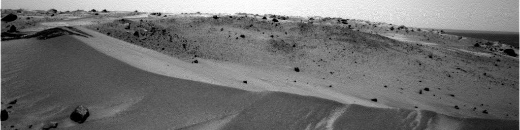 Sandy area, on top of the Hill - Sol 613
C'è poco da offrire per il Sol 613 di Spirit, ma questo frame - a nostro avviso - è comunque piuttosto bello (a dispetto di una definizione, tutto sommato, abbastanza povera) e ci offre, come ormai è d'abitudine, un angolo visuale diverso della sommità di questa piccola collina che, nei mesi, è diventata famosa quasi quanto l'Everest...
Parole chiave: Mars Panorama - Husband's Hill Summit