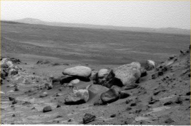 Hanging Rock - Sol 691
Quanto sono ingannevoli le immagini e quanto di questa ingannevolezza deriva dal nostro desiderio di vedere qualcosa di "speciale"? 
Difficile rispondere ma, se ora osservate bene questo frame del Sol 691, Vi renderete conto, ancora una volta e molto bene, di quanto le immagini in arrivo da Marte sìano "strane". 
Hanging Rock, infatti, in questo specifico frame, ci sembra che giustifichi completamente il nome che le abbiamo dato.

O no?!?
Parole chiave: Mars Rocks, Sand and Debris - Very Anomalous Surface Feature