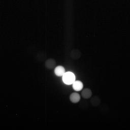 Sun reflections? (1) - Sol 765
Tre frames sequenziali e, almeno per ora, dal contenuto completamente  indefinibile (almeno per noi). 
Si tratta forse del Sole, ripreso mentre viene "annebbiato" dal passaggio di qualche debole nuvola? 
Sono solo riflessi di luce (sfuocati) su una componente metallica del Rover? 
O sono degli UFO? 
Impossibile dirlo, per ora.
Ciò che si può dire, però, è che qualcosa sembra "muoversi", fra il primo e l'ultimo dei frames che Vi proponiamo.

Caption originale:"Right PanCam Non-linearized Sub-frame EDR acquired on Sol 765 of Spirit's mission to Gusev Crater at approximately 14:07:10 MLT. Camera commanded to use Filter 8 (880 nm)". 
Parole chiave: Unexplainable