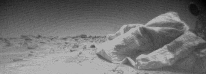 Early steps, early rolls, early pictures... - Sol 4
Original caption:"This is one of the first images taken by one of the three forward-facing rover cameras. It shows the partially deflated airbags and, in the upper right corner, the HGA - High Gain Antenna".
Parole chiave: Mars rocks, sand and debris