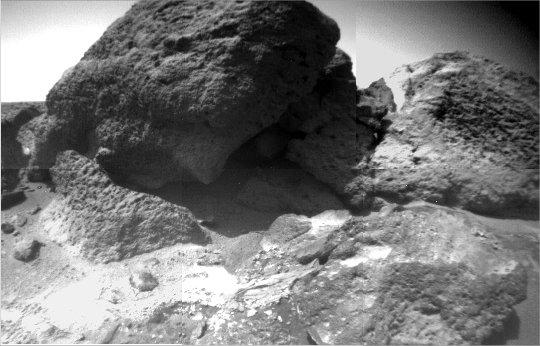 Giant Rock? - Sol 71
Un altro esempio di quello che (senza ricorrere a trucchi e manipolazioni digitali) una semplice ripresa dal basso può farci vedere: in questo frame c'è solo un sasso di modestissime dimensioni che, ripreso dal basso e da molto vicino, diventa, per gli occhi della camera montata sul mini-rover (e quindi per i nostri occhi), una "roccia gigantesca" (per la cronaca: questa roccia venne battezzata "Shark").

Caption NASA originale:"This image mosaic of part of the Rock Garden was taken by the Soujourner Rover's Left Front Camera on Sol 71 (such as September 14, 1997). The rock Shark is at left center and Half Dome is at right. Fine-scale textures on the rocks are clearly seen. Broken crust-like material is visible at bottom center".
Parole chiave: Mars rocks, sand and debris