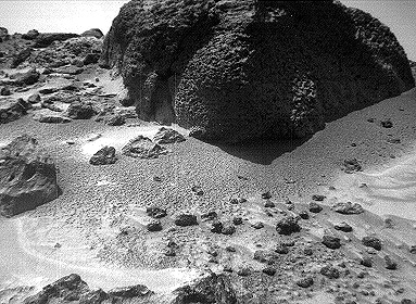 Chimp-Rock - Sol 72
Caption NASA originale:"This image of the rock Chimp was taken by the Soujourner Rover's Front Camera on Sol 72 (September 15, 1997). Fine-scale texture on Chimp and other rocks is clearly visible. Wind tails, oriented from lower right to upper left, are seen next to small pebbles in the foreground. These were most likely produced by wind action".
Parole chiave: Mars rocks, sand and debris - Boulders