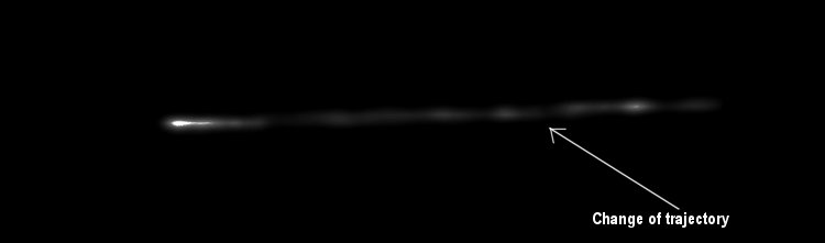 The "Streak" in the sky (extreme detail mgnf-2)
Un Lavoro veramente bellissimo, operato dal nostro Amico Fabio Italiano (SpazioUFO.com) il quale ci mostra, in versione altamente contrastata, lo "Streak" nel Cielo di Marte che tanto ha fatto parlare gli Appassionati di Ufologia ed i Ricercatori operanti nel campo delle Scienze Planetarie e dell'Anomaly Hunting. A parere dell'Amico Fabio, questo (splendido) extra-detail mgnf testimonia la natura "meteorica" del fenomeno, e ad una prima occhiata del frame noi potremmo anche convenirne, ma ci sono due elementi che - a nostro parere - eliminano in maniera definitiva questa pur valida ipotesi:

1) questa ripresa, per espressa ammissione della NASA (Centro Controllo Missione), copre un arco di tempo pari ad almeno 15 secondi: ora se considerate che un qualsiasi bolide in ingresso nell'atmosfera di Marte dovrebbe viaggiare intorno (almeno) ai 35/40000 Km/h, ci sembra difficile immaginare che, in ben 15" di ripresa, esso sia stato capace di coprire solo un piccolissimo arco dell'orizzonte visibile (circa 4°, sempre a detta della NASA) - ed a meno che non si crei una nuova classe di bolidi che potremmo definire "bolidi lenti";
2) il particolare, nell'extreme detail mgnf operato da Fabio Italiano, del cambio di traiettoria (netto e repentino) dell'oggetto controverso, tende un pò a perdersi, ma rimane comunque visibile e quindi il punto cruciale rimane: i bolidi, al pari di qualsiasi oggetto in caduta libera (lenta o veloce che sia), non ammettono un re-routing come quello che si vede in questo frame, applicando anche un minimo ingrandimento sull'originale.
Occorre anche dire, per onestà intellettuale e per rispetto dell'opinione espressa da Fabio, che esiste anche qualche elemento a favore della ipotesi secondo cui questo "streak" è effettivamente la traccia di un bolide o, comunque, di un oggetto in caduta libera e veloce attraverso la tenue (?) atmosfera Marziana (e l'elemento maggiore a sostegno dell'ipotesi-bolide lo individuiamo nella discontinuità luminosa dello streak - la quale, però, si evidenzia solo del detail mgnf ultracontrastato predisposto da Fabio, mentre è impercettibile in condizioni di "normalità visiva").

Conclusioni Definitive? Nessuna, allo stato delle cose. Sensazione: c'è qualcosa di "alieno" in quella striscia di luce catturata da Spirit...

Parole chiave: Martian Sky - Highly Controversial Frame - Possible UFO