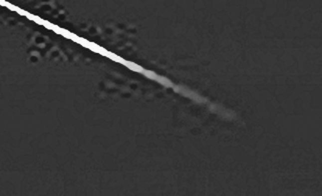 What is that? (detail mgnf n. 3)
Notate ora la "coda" di questa striscia di luce: notate come essa suggerisca un'ipotesi di "dissolvenza", concettualmente simile a quello che accade ad una traccia lasciata nel cielo da un aviogetto (la quale, poco dopo essere stata creata, viene spazzata via dal vento)? 
Ora, quanto è compatibile questa costruzione logica con l'ipotesi del "bolide" (per non parlare dell'ipotesi del "raggio cosmico")?

Poco. Davvero poco.

Purtroppo non conosciamo i tempi di scatto (un millesimo di secondo o, per esempio, 10 secondi? O forse di più?), ma la nostra esperienza in materia di fotografia ci spinge a ritenere che questo scatto è stato molto breve (forse non più di un paio di secondi). Perchè? Perchè non si vedono stelle - che, con una posa appena più lunga, apparirebbero a centinaia/migliaia - e perchè la Striscia di Luce NON è mossa (come invece dovrebbe inevitabilmente accadere se si fosse trattato di uno scatto a posa media o medio-lunga).

Conclusioni? Noi non ne abbiamo. Però abbiamo (ed avete anche Voi) parecchi elementi interessanti per valutare ed ipotizzare...

Parole chiave: Controversial Frame