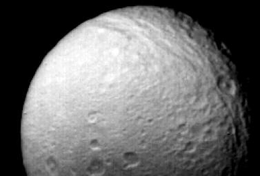 Tethys, from Voyager 2
Caption NASA originale:"Voyager 2 obtained this view of Saturn's moon Tethys on Aug.25 from a distance of 540.000 Km. It shows the numerous impact craters and fault valleys of a very ancient surface. Tethys itself is 1.090 km. (approx. 675 mi) in diameter and the great chasm seen at the top of this image extends about 1.700 Km (approx. 1.050 mi) halfway across the satellite. The largest impact crater visible here is 90 Km (approx. 55 mi) in diameter".
Parole chiave: Saturn's Moons - Tethys