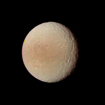 Tethys in natural colors
Caption NASA originale:"Voyager 2 obtained this image of Tethys on Aug. 25, when the spacecraft was 594.000 Km from this moon of Saturn. This photograph was compiled from images taken through the violet, clear and green filters of Voyager's narrow-angle camera. Tethys shows two distinct types of terrain - bright, densely cratered regions and relatively dark, lightly cratered planes that extend in a broad belt across the satellite. The densely cratered terrain is believed to be part of the ancient crust of the satellite; the lightly cratered planes are thought to have been formed later by internal processes. Also clearly seen is a trough that runs parallel to the terminator (the day-night boundary, seen at right). This trough is an extension of the huge canyon system that also Voyager 1 saw and photographed . This system extends nearly 2/3rds the distance around Tethys".
Parole chiave: Saturn's Moons - Tethys
