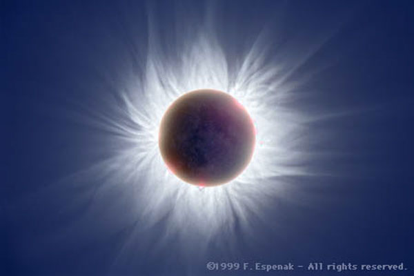 The "Corona"
In sede di commento a questa immagine (amatoriale, ma non per questo meno bella) della corona solare - come visibile durante un'eclissi totale - una piccola curiosità: sapevate che alcune delle sfumature della corona sono visibili (anzi: percepibili) soltanto dall'occhio umano?
Parole chiave: Sun's corona