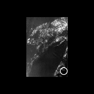 Huygens' landing site: best estimate
In questa immagine il Centro Controllo Missione di Darmstadt ci fornisce la sua "migliore supposizione" (best estimate) sul punto in cui la Sonda Huygens potrebbe trovarsi adesso. Certo, la certezza assoluta sul punto di impatto non potremo averla mai, a meno che, un domani, non si vada direttamente su Titano a cercarla... Comunque sia, le ultime informazioni ricevute ed elaborate ci dicono che Huygens non è caduta nè dentro un mare od un lago di Titano, nè (propriamente) su una superficie rocciosa. La Sonda ESA, a quanto pare, si è adagiata su un'area fangosa, probabilmente in prossimità di un mare (di idrocarburi?).
Huygens, salvo l'occorrere di eventi imprevisti ed imprevedibili, trascorrerà i prossimi millenni esattamente nel punto dove è caduta, su un mondo affascinante - ancorchè gelido e lontano -, a circa - 180°C. La domanda è: andremo mai a riprenderla?!?...
Parole chiave: Titan's surface