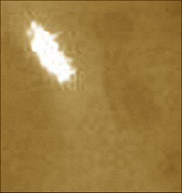 Possible Surface Anomaly (EDM - False Colors)
A questo (super) ingrandimento, l'ipotesi che si possa trattare di un image-artifact svanisce totalmente: si tratta, effettivamente, di una Regione "ricoperta" da qualcosa. Qualcosa di bianco e di brillante.
Qualcosa che, con ogni probabilità, è effettivamente "ghiaccio".

Ma come ci è arrivato in quel punto? E perchè solo in quel punto?

Domande, domande, domande...
Parole chiave: Mars from orbit - extremely controversial