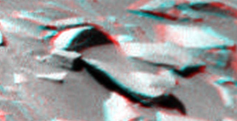 Overground Tunnels 3D (2)
Abbiamo letto le diverse teorie, opinioni e spiegazioni (sia degli Amici di SpazioUfo.Com, sia di qualche altro Collega Professionista) riguardo il possibile "significato" dei due Erathostenes e, forse, la loro peculiarità potrebbe essere proprio nel fatto che essi costituiscono un esempio ("Lunare") di questa nuova (nuova per modo di dire, ovviamente) classe-tipologia di "rilievi": gli Overground Tunnels (OT).

Ed ora qualche domanda/risposta "al volo": dove conducono gli OT? Nel sottosuolo, probabilmente, ma può anche darsi che si tratti di una sorta di semplici "tettoie e/o pensiline rocciose" e che rimangano per una larga parte (o per la loro intera lunghezza) a livello della superficie. 
Chi li ha costruiti? Chi ha mai detto che sìano stati "costruiti"? 
Quale scopo hanno? Lo scopo di "Tettoie e Pensiline", di regola, è quello di costituire un riparo.
Riparo da che cosa? Forse dai raggi cosmici; forse dai micrometeoriti. O forse dagli "occhi indiscreti" delle nostre Sonde...

Pensateci sopra...
Parole chiave: Anomalous Surface Feature