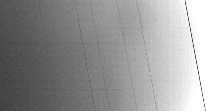 Uranus' Rings (2)
Gli Anelli di Urano, come appare del tutto evidente sin dalla prima istantanea, sono molto più sottili e "deboli" rispetto a quelli di Saturno. In realtà, l'effetto "scenico" delle due serie di anelli è incomparabile: quelli di Saturno sono - come possiamo vedere ogni giorno - un autentico capolavoro di Ingegneria Celeste il quale in parte utilizza, per il suo "equilibrio", anche le delicate risonanze di alcune Lune minori. Gli Anelli di Urano (al pari di quelli di Nettuno), invece, appaiono possedere una natura - oltre che un'apparenza - diversa. 
Essi, infatti, potrebbero essere effettivamente la semplice (e anche la sola) conseguenza della disintegrazione di un corpo celeste (un satellite? Un asteroide?) avvicinatosi troppo ad Urano ed i cui residui sono rimasti in orbita attorno ad esso. E' questa, a nostro avviso, la "chiave di lettura" (o almeno una di esse) per comprendere una parte dei misteri dei "Signori degli Anelli".
Parole chiave: Uranus' Rings