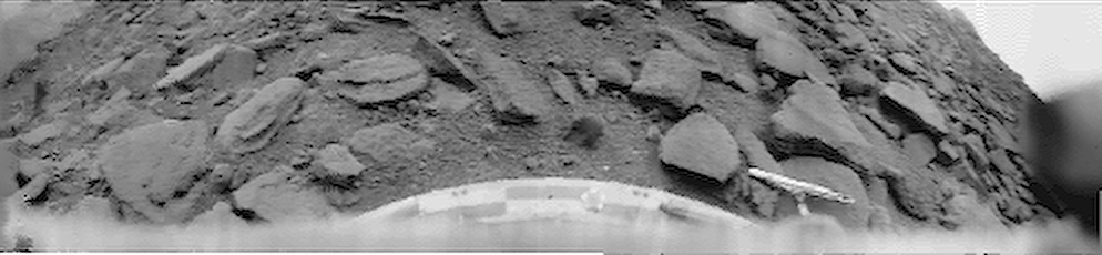 Venus from Venera 9 - October, 22, 1975 - enhanced and processed image
Osservate ora il panorama ripreso da Venera 9, sette anni prima: tutto quanto molto simile tranne, forse, la sensazione che in quest'area, al momento dello scatto della fotografia, non stesse "piovendo" (guardate bene l'immagine scattata da Venera 13 e cercate di cogliere la diversità, in termini di riflettenza, fra le due superfici riprese). 
Notate, infine, che questa fotografia è l'UNICA che Venera 9 riuscì a scattare e ad inviare a Terra durante la sua breve permanenza sul Pianeta: solo 53 minuti, ma comunque un'eternità ed un grandissimo successo, considerata la tecnologia disponibile negli anni '70/'80 (in rapporto a quella posseduta oggi)! 
Parole chiave: Venus Landers