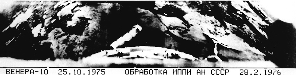 Venus from Venera 10 - October, 25, 1975 - The Original Frame
Nostante la fittissima schermatura costituita dalle nuvole (35/40 Km di spessore), però, la luminosità del paesaggio su Venere sarebbe in ogni caso molto elevata. Per quanto attiene le rocce piatte riprese dal Lander Sovietico (in parte ricoperte da polveri), diremmo che si potrebbe trattare di rocce basaltiche, non troppo diverse da quelle che potremmo trovare sia su Marte, sia sulla Terra stessa, in prossimità di aree vulcaniche attive.
Parole chiave: Venera 10 - Venus Landers