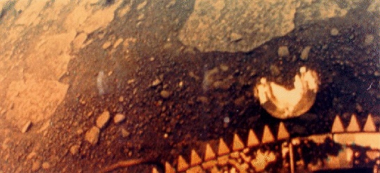 Venus from Venera 13 - March, 1, 1982 - color detail
Ancora un'area vulcanica, dunque, dal colore giallastro. 
Un probabile segnale della presenza di zolfo? Può darsi, ma può anche darsi che si tratti di un effetto di illuminazione causato dalla presenza, nei pressi della Sonda, di un'intensa sorgente luminosa di color giallo e rosso. 
Come un camino vulcanico attivo, ad esempio, o un lago di lava. Entrambe le ipotesi, in difetto di elementi decisivi, sono valide ed accettabili.
Parole chiave: Venera 13 - Venus Landers