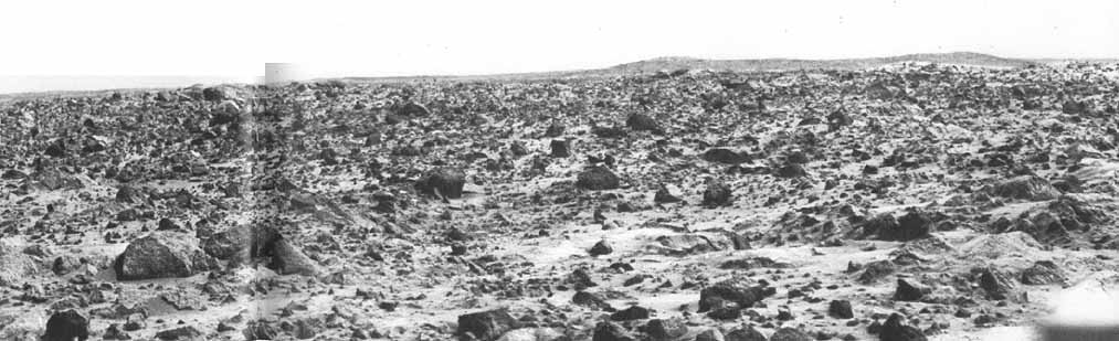 The South-western horizon of Viking 1 (3)
Caption NASA originale:"This same crater has also been identified in Orbiter photographs and then used to locate the Lander position. Also visible beyond the crater rim is a ridge 8 to 10 Km distant".


Parole chiave: Martian Horizon