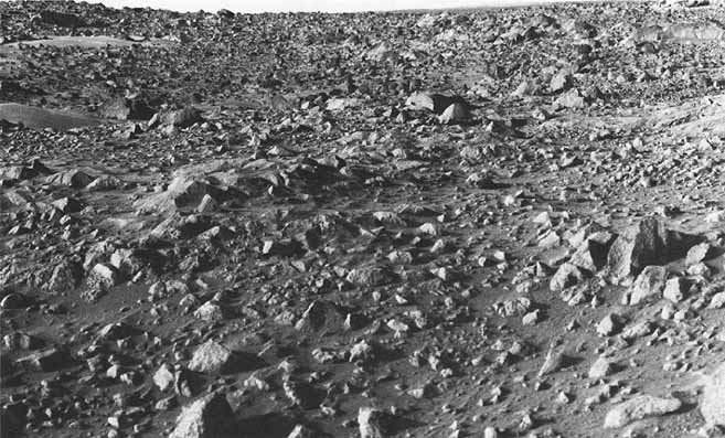 The surroundings of Viking 1 Lander (2)
Commenti originali:"Bedrock exposures are among the most provocative features at the Viking 1 landing site. Bedrock, of course, refers to a body of solid rock that underlies a layer of soil or unconsolidated sediment. On the Moon, bedrock is almost everywhere covered by a thick layer of impact debris. Only at the Apollo 15 site were astronauts Dave Scott and Jim Irwin able to chip off samples of bedrock from layers exposed in the wall of the Hadley Rille".
Parole chiave: Mars Panorama - Mars rocks, sand and debris