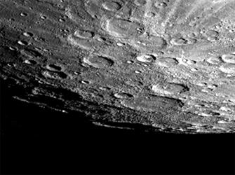 Mercury's South Pole
3) vaporizzazione delle rocce causata da impatti con altri corpi celesti (meteore o comete).
Ma leggiamo ora cosa ci dice la NASA a proposito del fly-by del Mariner 10 nei pressi del suo Polo Sud: "...After passing Mercury the first time and making a trip around the Sun, Mariner 10 again flew by Mercury on September 21, 1974. This encounter brought the spacecraft in front of Mercury in the southern hemisphere. In this frame south is down, the South Pole is located on the right hand edge of the large crater that has only its rim sticking up into the light ("Chao Meng Fu" crater). When this frame was acquired, Mariner 10 was about 83.000 Km from Mercury".

Un'ultima annotazione riguarda i gas presenti nella sottilissima esosfera di Mercurio. Non possiamo parlare di un'atmosfera vera e propria poichè le molecole dei vari elementi che si trovano intorno al Pianeta sono così poche che non riescono neppure a collidere fra loro, come invece accade su Venere, Marte e la Terra stessa, ma si limitano a "rimbalzare" sulla sua superficie!
Parole chiave: Mercury - Mariner 10