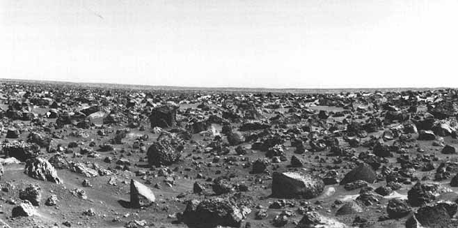 Horizon (1)
Una serie di frames panoramici ripresi dal Viking 2 Lander i quali, attraverso riprese effettuate in diverse ore del giorno ed usando  diversi filtri/colore, ci mostrano i dintorni della Navicella (anzi, sarebbe forse più corretto dire i dintorni del 'minilaboratorio'). Prima viene inquadrato l'orizzonte più lontano, poi le rocce che circondano il Lander e che, da svariati punti di vista, ci ricordano le rocce che vediamo quotidianamente sulle Columbia Hills. 
Commenti originali:"These pictures show horizon ridges photographed at 3 different times of the day. Predictably, change in illumination results in different reflections from the broad slopes. Only by reference to all the available pictures a viewer can gain a true impression of the complex detail in the distance".
Parole chiave: Mars Panorama