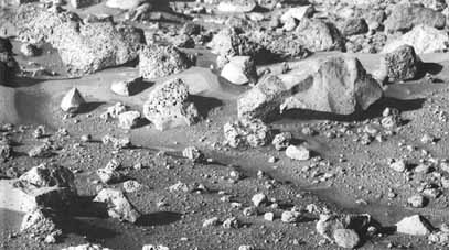 Viking's unusual rocks (2)
Allora: stiamo guardando delle 'rovine' o dei 'ventifacts'? Voi che cosa ne pensate?
Parole chiave: Mars rocks, sand and debris