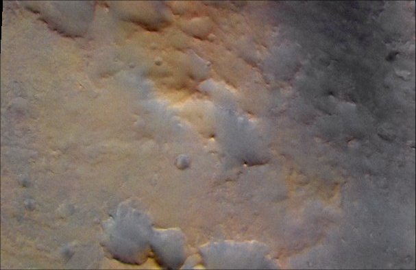 Mars from Orbit, as a "Human" would see it...by Don Davis (1)
Una serie di quattro bellissimi frames "dipinti a mano" - letteralmente - del bravo Ricercatore/Artista Americano Don Davis il quale, a quanto pare, fa "consulenza" alla NASA sulla materia della "colorizzazione" dei frames. Si, avete letto bene: un pittoree fotografo (un artista, insomma) fa da Consulente alla NASA per quanto attiene le modalità più realistiche di colorizzazione delle immagini. 
Tra le dichiarazioni che ha rilasciato, ci piace sottolineare questa (anche perchè, in fondo, sposa bene il punto di vista cromato-filosofico di Lunar Explorer Italia):"...la maniera migliore per colorare Marte - in maniera tale da farlo vedere così come un occhio umano lo vedrebbe - deriva dall'osservazione diretta di Marte: sia dalla Terra, sia - anche e soprattutto - mediante le fotografie ottenute in "natural colors" dall'Hubble Space Telescope...Se Marte appare, in alcune zone, color arancio, in altre verdastro e grigio ed in altre ancora blu o bianco, perchè colorare tutto di giallo ocra o di rosso?...".
Don Davis: un Artista ed un Uomo intelligente, come ce ne sono pochi. Ad ogni modo, dopo aver preso atto dello splendido lavoro fatto per la NASA (Missione Odyssey), suggeriamo ai Fenomeni dell'ESA di contattarlo ed ingaggiarlo come consulente per la colorizzazione dei loro "disegnini"...
Parole chiave: Mars from orbit - Natural Colors