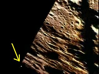 Fast-walker in transit after Eagle's Lunar lift-off (1)
Da una splendida elaborazione del Dr Barca, due elaborazioni di un documento spettacolare e dal grandissimo valore storico (sebbene, ahinoi, poco conosciuto): si tratta di un fotogramma ripreso dal lungo filmato che testimonia le operazioni di decollo dalla Luna della porzione superiore del LM Eagle (il cosiddetto "Ascent Stage") sino al docking con il Command Space Module Columbia che attendeva in orbita. Questo filmato, riproposto anche dall'ESA nel suo promo "Perchè andare sulla Luna" (vedere l'ESA Multimedia Gallery per verificare), ritrae - per la gioia degli "scettici-a-tutti-i-costi" - il transito, ad una distanza imprecisata (ma probabilmente non molto grande) dall'Ascent Stage del LM Eagle, di un Oggetto Volante Non Identificato il quale, a nostro avviso, fa parte della grande "Famiglia" dei Fast-Walkers.
Parole chiave: Extremely Controversial Frame