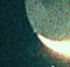 A "Flare on the Lunar limb" from Italy - detail mgnf (2) - (Credits: Dr Paolo C. Fienga/LXTT/IPF)
Il Dr David O. Darling ritenne plausibile l'ipotesi per cui si fosse trattato del "picco illuminato del Monte Leibnitz", colpito solo sulla sua sommità dai raggi del Sole radente. Una buona idea, ma destinata a cadere non solo sulla base della stessa testimonianza del Dr Fienga, ma anche a seguito dell'esame di questo detail mgnf del frame originale operato a cura del Dr J.J. Mercieca (MUFOR). Difficile pensare che un "picco illuminato" produca un simile "getto di luce" e, forse, di materiale... Meteor Strike? E' possibile, ma la durata del fenomeno (circa 2 ore!) ci lascia davvero perplessi. Poteva dunque essere il riflesso di una Cupola di Cristallo illuminata dal Sole (R. Hoagland)? Idea "esotica" e totalmente insostanziabile. Allora un "outgassing"? Questa è l'ipotesi (assieme al fenomeno vulcanico) che, ad oggi, ci sembra - tutto sommato - più verosimile. Ma la verità è che, probabilmente, non sapremo mai che cosa accadde davvero sul bordo della Luna durante quella fredda notte di Aprile del 1997...
Parole chiave: Transient Lunar Phoenomoena