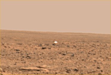 The "Silver Anomaly" or the "Real Heat-Shield"!
Dallo "Spirit Legacy Panorama" (pubblicato sul Sito NASA "Mars Exploration Rover" il giorno 9 Febbraio 2005) ecco l'Anomalia Argentea che avevamo incontrato molti mesi fa, mentre Spirit era ancora in viaggio verso il Cratere Bonneville e che, a nostro parere, rappresenta la più grande INCONGRUENZA in cui la NASA è incorsa (a proposito di Marte) in tempi recenti: questo è lo Scudo Termico (n.b.: qualcuno di noi ipotizza che possa anche trattarsi della Back-Shell ma noi diciamo NO, è impossibile: guardate le Mappe e vedrete che back-shell e paracadute sono da tutt'altra parte!!!). Mesi fa noi provammo a sentire la NASA, ma non ottenemmo risposta alcuna e l'Anomalia Argentea venne costantemente ignorata. A questo punto, noi crediamo che l'oggetto adagiato sul bordo del Cratere Bonneville NON sia lo Scudo Termico, bensì qualcosa di diverso e, probabilmente, il Dr Feltri ha ragione: il NASA-bluff (uno dei tanti) è forse stato scoperto. Ora ci chiediamo: perchè? Perchè tutte queste bugie dalle gambe brutte e corte?
Parole chiave: Controversial Image