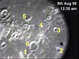 Fast-walker in transit
Mappa dei dettagli riconoscibili della superficie Lunare:

1. Mercator  
2. Konig  
3. Agatharchides  
4. Hippalus  
5. Cape Kelvin  
6. Campanus  

Nota: i Curatori del Sito LUNASCAN PROJECT, nel commentare questo straordinario filmato, ritengono che quanto ripreso sia l'OGGETTO EFFETTIVO "in transito" e NON la sua OMBRA che passa sulla superficie lunare. Si tratta, come ovvio, di una opinione rispettabilissima, ma che noi ci sentiamo di non condividere.

Cogliamo l’occasione – fornitaci dalle interessanti ed acute riflessioni svolte dal nostro Amico e Socio “Anakin” in sede di commento al frame – per fare qualche precisazione sul motivo per cui noi abbiamo optato per l’ipotesi che vuole la ripresa di un’“ombra” in transito sulla Superficie Lunare e non la ripresa dell’oggetto che la crea.

Allora: tralasciando la “sensibilità” dell’Osservatore (un dato troppo soggettivo per avere una effettiva rilevanza in questa sede), diciamo che, quando si usa un telescopio, si dispone di una serie di oculari i quali determinano il “livello di ingrandimento” del target osservato.
Ora noi sappiamo che esistono non solo oculari grandi e piccoli ma anche – ed ovviamente – oculari più potenti (e cioè che ingrandiscono di più) ed oculari meno potenti (e cioè che ingrandiscono di meno). 
Quanto più un oculare è "potente", tanto più – di regola – la qualità dell’immagine si abbassa e tanto più il campo visivo (l’ampiezza della superficie osservata) si restringe. 
Questo particolare, in ipotesi di osservazione di stelle, nebulose o pianeti (da Mercurio a Plutone), può apparire irrilevante (anche se un oculare “forte” può di fatto “risolvere” un Sistema Stellare Multiplo, ad esempio), ma nel caso di osservazione della Luna (un oggetto davvero vicino) esso diventa decisivo.
Perché? Perchè osservando la Luna con un oculare - ad es. - di 4 mm (il quale produce un notevolissimo ingrandimento del target), potremmo riuscire a vedere, in ipotesi di passaggio di un oggetto nei pressi della sua superficie, O l'oggetto, O l’ombra che esso proietta, ma MOLTO difficilmente riusciremmo a vedere entrambi. 
Non dimentichiamo, poi, altri due fattori critici: l’altezza del Sole rispetto alla Regione Lunare ripresa (ed è questa altezza che determina la posizione di un’ombra rispetto all’oggetto che la produce) ed il cosiddetto Angolo di Fase e cioè l’angolo descritto – in questo caso – dal Sole, l’Oggetto (ergo anche la Luna) e l’Osservatore (ergo anche la Terra).
Ora l’Angolo di Fase implica e determina (fra l’altro) una Prospettiva di Osservazione la quale, come le immagini degli Anelli di Saturno (e dei loro dettagli) ottenuti dalla Sonda CASSINI-HUYGENS ci insegnano, cambia radicalmente la visuale dell’obbiettivo DAL PUNTO DI VISTA dell’Osservatore.
Tutto ciò premesso, per vedere sia l’Oggetto, sia l’Ombra da esso proiettata al suolo, si sarebbero dovute determinare (congiuntamente), a nostro parere, almeno queste condizioni:

1)	uso di un obbiettivo telescopico a potenza bassa (o addirittura di tipo grandangolare);
2)	passaggio dell’oggetto a “volo radente” (o, in alternativa, passaggio dell’oggetto sulla perpendicolare dell’Osservatore);
3)	Sole allo Zenith (o nei suoi pressi) della Regione Lunare ripresa (o, se si preferisce, Angolo di Fase Basso - diremmo <25°).


Parole chiave: Extremely Controversial Frame