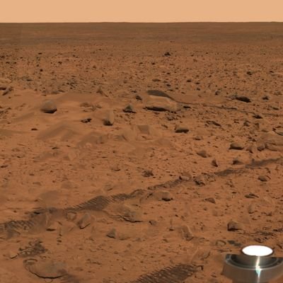 The "True Colors" of Mars (9)
Ora, visto che quello che gli archivi NASA ed ESA ci offrono in materia di immagini a colori lascia – diciamo così – “perplessi”, la domanda che noi ci/Vi poniamo è questa: è possibile che i tecnici NASA e/o ESA abbiano tarato “male” le telecamere della Sonda Pathfinder, oppure quelle di Spirit ed Opportunity o magari quelle di Mars Express?!? Insomma, sono state forse inviate su Marte delle sonde daltoniche? 
Dobbiamo ritenere che queste persone così qualificate starebbero letteralmente "tirando a indovinare" allorché si parla dei colori di Marte, fornendoci quindi delle interpretazioni arbitrarie su quello che – a questo punto “secondo loro” – sarebbe l'aspetto di Marte"? 
Se così fosse la soluzione più razionale (e limitativa di errori e malintesi) sarebbe quella di rilasciare soltanto immagini in bianco e nero. E, guarda caso, gli archivi NASA, JPL, MSSS sono stracolmi di frames in bianco e nero... 

Parole chiave: Interpretations