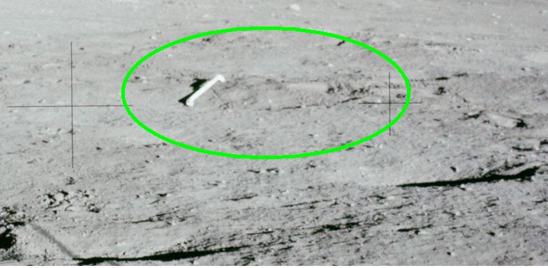 AS 12-46-6753 - The "Mistery Bar"
Non è solo l'oggetto che colpisce l'attenzione dell'Osservatore ma anche, se provate a prestarci attenzione, la totale incongruità fra la sagoma di questa "sbarra" (spazzatura "Made in USA", probabilmente?) e l'ombra che viene proiettata sulla superficie Lunare.
Certo: Voi potreste dire che l'ombra e la sua "linearità" sono anche funzione della configurazione della superficie. 
Giusto.
Tuttavia una cosa è una deformazione dell'ombra dovuta al fatto che il suolo Lunare è accidentato ed un'altra, almeno a nostro parere, è l'esistenza di un'ombra la quale, nelle sue linee essenziali, è DEL TUTTO INCOERENTE rispetto all'oggetto che l'avrebbe dovuta generare (e che non ci sembra abbia, sul suo margine superiore, una sorta di "becco", come invece appare dalla porzione terminale superiore dell'ombra stessa).

Questo tipo di "deformazione", almeno per quanto ne sappiamo noi, NON dipende dalla conformazione del suolo, bensì dal corpo che proietta l'ombra e che, evidentemente, NON è quello che vediamo nella Cerchiatura.

E allora? E allora, con ogni probabilità, questo frame è stato manipolato in maniera radicale, sostituendo all'oggetto che proiettava l'ombra bizzarra che ora vediamo (forse un oggetto "alieno"...), questa specie di sbarra che noi abbiamo qualificato come "spazzatura" Lunare (ossìa come materiale lasciato dagli Astronauti).


Parole chiave: Controversial Frame