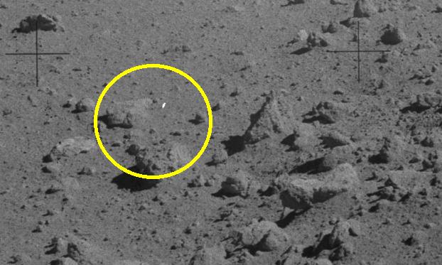 AS 16-106-17240 - A "White Feather"?!?
Che cos'è quel minuscolo rilievo di colore chiaro, dalla forma leggermente frastagliata e dall'albedo (rispetto al suolo che lo circonda) elevatissima?

Noi non ne abbiamo idea, purtroppo.

E Voi?!?...
Parole chiave: Controversial Frame