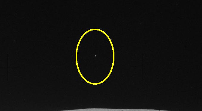 AS 16-106-17283 (HR) - Star-like Objects
La NASA, con i suoi acuti commenti, non ci aiuta (...Leftward of 17282...) e quello che possiamo dire, dopo aver operato uno stretching estremo dell'immagine, è che lo Star-like Object NON è nè una stella, nè un altro corpo celeste maggiore; esso NON pare essere un photoartifact e NON sono visibili su di esso rilievi o dettagli di sorta. La sua peculiarità è quella di essere (apparentemente) un corpo composto da - almeno - due sezioni a forma sferica, una maggiore ed una minore. 
A parere del nostro Tecnico dell'Immagine, il particolare alone luminoso che circonda l'oggetto (visibile amplificando il contrasto ed invertendo i colori dell'immagine) unito alla peculiare configurazione dei pixel che lo costituiscono, potrebbero anche far pensare - ma questa è speculazione e ci teniamo a precisarlo - che l'oggetto, all'attimo della ripresa, stesse ruotando.

Forse uno "scherzo" degli Astronauti? Che cosa hanno "scagliato" via e poi fotografato?
Parole chiave: Lunar Sky - Star-like Objects