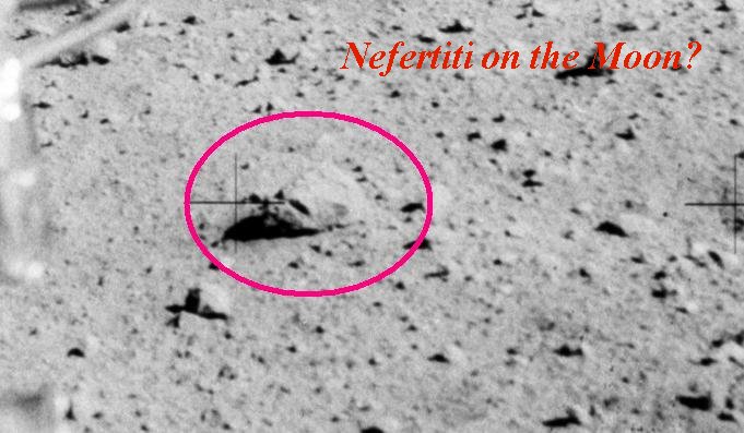 AS 17-133-20207 - Lunar "Nefertiti"?
C'è chi l'ha vista "disegnata" fra le colline di Marte e chi ne ha scorto il delicato profilo nelle dense nuvole che caratterizzano gli strati superiori dell'atmosfera di Giove e Saturno... 
Noi - scherzosamente - Vi proponiamo una versione "lunare e stilizzata", ma comunque molto suggestiva, della bella Nefertiti, semi-sepolta nella polvere della Luna. 
Ad onor del vero - e per onestà intellettuale - Vi diciamo che siamo tutti convinti del fatto che la tendenza all'antropomorfizzazione sia innata in ognuno di noi; tuttavia, guardando un particolare come questo (sempre individuato dal Dr Gianluigi Barca), il sospetto che esso possa davvero rappresentare la porzione superiore di una scultura rappresentativa di una qualche "Divinità" dell'Antico Egitto, effettivamente, ci assale un pò...

E che dire, poi, degli "occhi" di questa "statua"? Non Vi ricordano anche - ed almeno un pò - i tratti caratteristici di un "Grigio"?!?...
Parole chiave: Lunar rocks - extremely anomalous surface feature