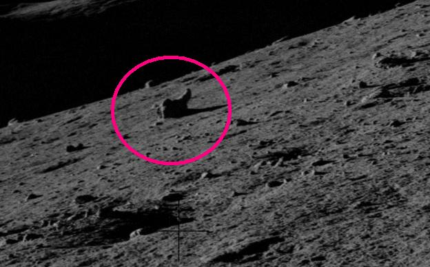 AS 17-136-20736 (HR) - Very strange "boulder"...
Incommentabile, ma molto, molto suggestivo!
Parole chiave: Lunar Surface - Extremely Unusual Surface Feature