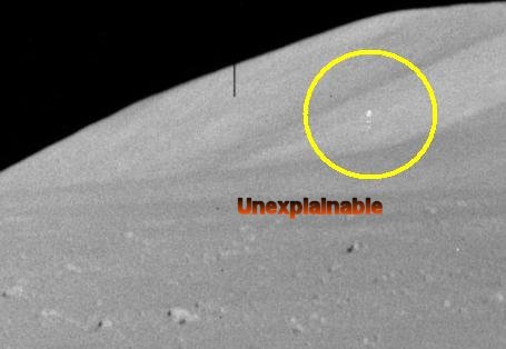 AS 17-136-20688 - Unexplainable
Purtroppo non si può dire altro sul dettaglio cerchiato in giallo ed individuato dal nostro Amico e Collaboratore, Dr Gianluigi Barca: non è spiegabile.
A voler essere "immaginifici", tuttavia, potremmo suggerire l'eventualità per cui si tratti di una "Struttura Effimera": una delle surface features più intriganti e controverse nella Storia dell'Esplorazione della Luna.
Parole chiave: Lunar Surface - Extremely Unusual Surface Feature - Possible Anomaly