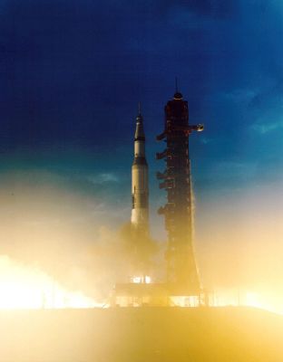 The Launch of Apollo 14
Un'immagine "déjà vu", ma sempre magica: l'Apollo 14 (spinto dal vettore Saturno V) sta per andare incontro al suo destino ed alla splendida Luna, che lo attende...
Parole chiave: Apollo 14 postcard