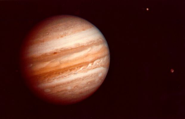 Jupiter, in true colors
Un nuovo viaggio in quelle che sono (ormai) le "Memorie dell'Astronautica". 
Si tratta di Giove e del suo stupendo Sistema di lune, attraverso gli occhi di  due grandissimi "Esploratori": le Sonde NASA, Voyager 1 e 2.

Voyager 1, il 15 Agosto 2006, ha raggiunto la (davvero "astronomica") distanza di 100 U.A. dal nostro Sole (o, se preferite, la distanza di circa 15 miliardi di Km dal Sole), confermandosi come l'oggetto fabbricato dall'Uomo "più distante" dal suo Mondo di origine.

Ecco un commento al riguardo da parte del Dr Edward Stone (ex Direttore del NASA JPL di Pasadena):"...what you can't predict is that the spacecraft isn’t going to wear out or break: Voyager 1 and 2 run 24 hours a day, 7 days a week, but they were built to last - Stone said. 
The spacecrafts have really been put to the test during their nearly 30 years of space travel, flying by the outer planets, and enduring such challenges as the harsh radiation environment around Jupiter". - continua
Parole chiave: Jupiter