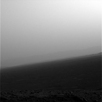 Martian Horizon, at different times of the day (1) - the original frame, from Sol 611
Qualche parola per spiegare il senso del "Real Mars in Real Colors": come sapete, non c'è Studioso o Appassionato della Materia che non abbia detto la sua, su questa (solo in apparenza oziosa) querelle, nata - come quasi tutte le querelles in questo campo - da un comportamento anomalo della NASA la quale, dopo il Mars Landing della Sonda Viking Lander 1 (20 Luglio '76), ebbe la curiosa idea di rilasciare al Pubblico svariate immagini Marziane le quali però erano "troppo terrestri" per poter essere accolte con misura e tranquillità. 
Il Marte visto dal Viking Lander 1, infatti, ci mostrava un cielo di color celeste chiaro verso l'orizzonte e che andava via-via scurendosi (sino a diventare quasi nero allo Zenith) a mano a mano che si alzava lo sguardo (un effetto, questo, causato dalla tenuità dell'atmosfera Marziana). 
Il suolo appariva color marroncino-rossiccio, con chiazzature di altri colori. 
"E questo sarebbe il Pianeta Rosso?!?", tuonò l'Opinione Pubblica, "che ne è stato del Pianeta Rosso? Ridateci il Pianeta Rosso!!!".

Detto e fatto: nel volgere di soltanto 36 ore, le immagini Viking "in colori naturali" (oggi quasi introvabili) che ci mostravano il "vero" Marte (ossìa quello che, con buona approssimazione, vedremmo con i nostri occhi se fossimo lassù), sparirono dalla circolazione e vennero soppiantate da quelle che conoscete: il suolo è diventato rosso vivo ed arancione (a volte) o giallastro e verde (altre volte); il cielo, invece, va dal giallo (o "butter-scotch", a volte) all'arancio (altre volte) e sino al verdastro scuro (altre volte ancora). Ma non mancano - va detto per onestà di cronaca - immagini in cui il cielo di Marte appare rosa, o blu scuro, o - semplicemente - grigio.

In questo (assurdamente caotico) scenario, come ovvio, ogni Scienziato ed ogni Ricercatore si è sentito in diritto/dovere di dire la propria e, come ovvio, di mostrare la propria visione di Marte al Mondo.
Parole chiave: Mars Horizon - b/w