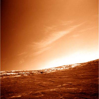 Clouds over Endurance (in the early morning)
Una nota (è proprio il caso di dirlo...) di "colore": abbiamo già ricevuto commenti che esprimono dubbi sull'accuratezza del nostro programma di "colorazione" dei frames e svariati Lettori si domandano il motivo per cui il cielo di Marte lo "coloriamo" di rosa, arancio, rosso e non di blu. Allora, cerchiamo di darVi due risposte molto semplici e definitive:

1) il programma in questione è un gioco: funziona (e cioè "colora") solo una volta date determinate premesse. Cambiate le premesse, cambiano i colori e nessuno sa - oggi come oggi - se le nostre premesse (come quelle della NASA o di qualsiasi altro) sono effettivamente accurate o no;

2) non abbiamo elementi, a parte il Rayleigh Scattering (che, ribadiamo, non è detto che su Marte conduca ai medesimi risultati che vediamo sulla Terra), i quali supportino l'ipotesi di "Cieli Azzurri su Marte". Al limite, come già ipotizzato in passato, potremmo supporre e sostanziare l'idea di cieli rosati al mattino, celeste chiarissimo nelle ore del mezzogiorno e del primo pomeriggio, per poi arrivare ad un rapido abbattimento della luminosità dalla metà del pomeriggio, con cielo di colore azzurro/blu molto scuro all'orizzonte e nero dai 45/50° e sino allo Zenith. 
Al tramonto, ipotizziamo - al contrario di quello che fa la NASA - una colorazione rosso/arancio intensa nei pressi dell'area in cui il Sole cala mentre il resto del cielo dovrebbe rimanere color azzurro tenebra. 
Se le polveri in sospensione fossero effettivamente presenti in grandi quatitativi, allora potremmo anche ipotizzare la permanenza di una luminosità arancio/rosa diffusa - ma solo nei pressi dell'area in cui il Sole è tramontato - per alcune ore dopo il tramonto. Per il resto, cielo molto scuro con già visibili una moltitudine di stelle, anche di medio/minima magnitudine.
Parole chiave: Mars Panorama - Natural Colors