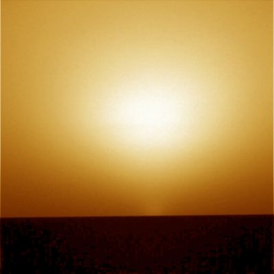 Sunset, according to Lunar Explorer Italia (2)
Noi non siamo scienziati e, molto probabilmente - magari anche spesso - "ci sfugge" qualcosa, d'accordo. Ma forse anche alla NASA, di tanto in tanto, "sfugge" qualcosa...

E poi, in fondo, la querelle sui "colori di Marte" non ce la siamo inventata noi, ma è stata proprio la NASA a "crearla", pasticciando e confondendo tutto quanto era (ed è) umanamente possibile pasticciare e confondere (esempi? Verificate nelle nostre Gallerie: di Cieli Marziani dell'alba, del giorno pieno e del tramonto -"according to NASA" - ce ne sono tanti, anzi: ce ne sono tantissimi ma... sono tutti diversi, anche se tutti in "approximate true colors" - secondo la NASA -. Come mai?).
Parole chiave: Martian Sunset - natural colors